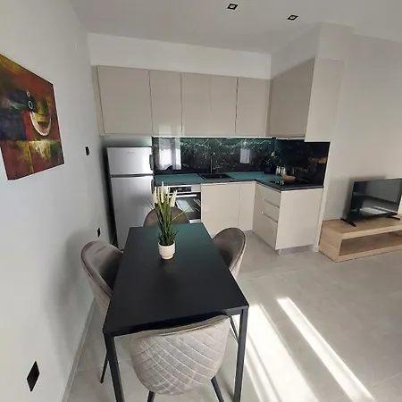 Διαμέρισμα B&m With Balcony Near The Waterfront *