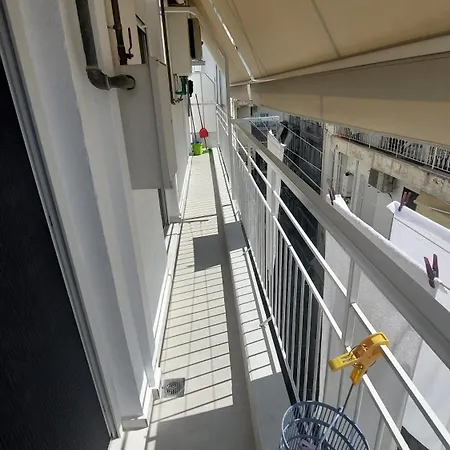Διαμέρισμα B&m With Balcony Near The Waterfront *