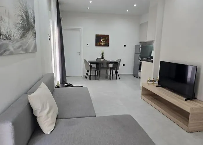 Διαμέρισμα B&m With Balcony Near The Waterfront *