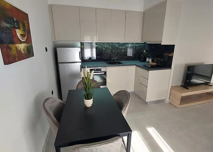 Διαμέρισμα B&m With Balcony Near The Waterfront *